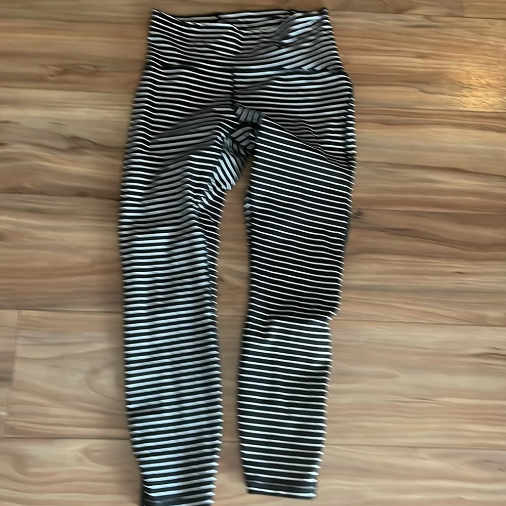 Size 8 Lululemon leggings. Mid rise, mesh side panel. Super cute!